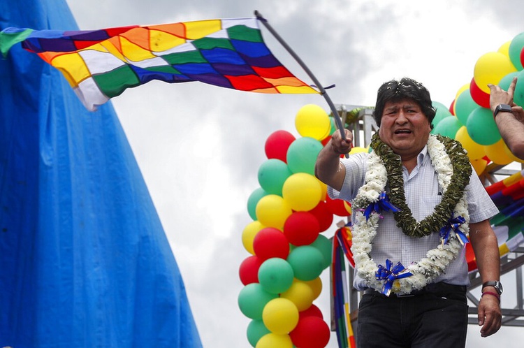Evo Morales chega a cidade de Chimore, em Cochabamba, um ano depois de ter se exilado fora da Bolívia nessa quarta-feira (11)