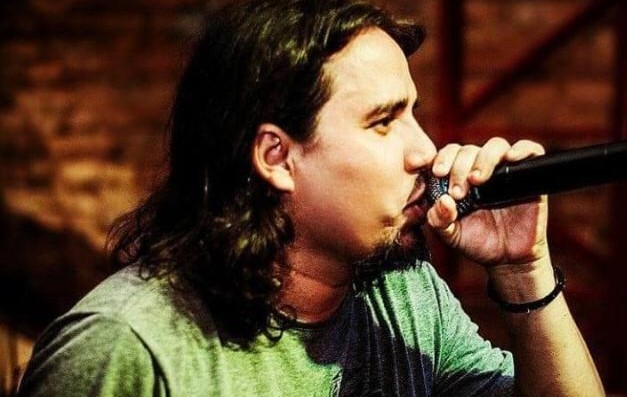 Covid-19: morre Fabrício Asriel, vocalista da banda Mano Crispin