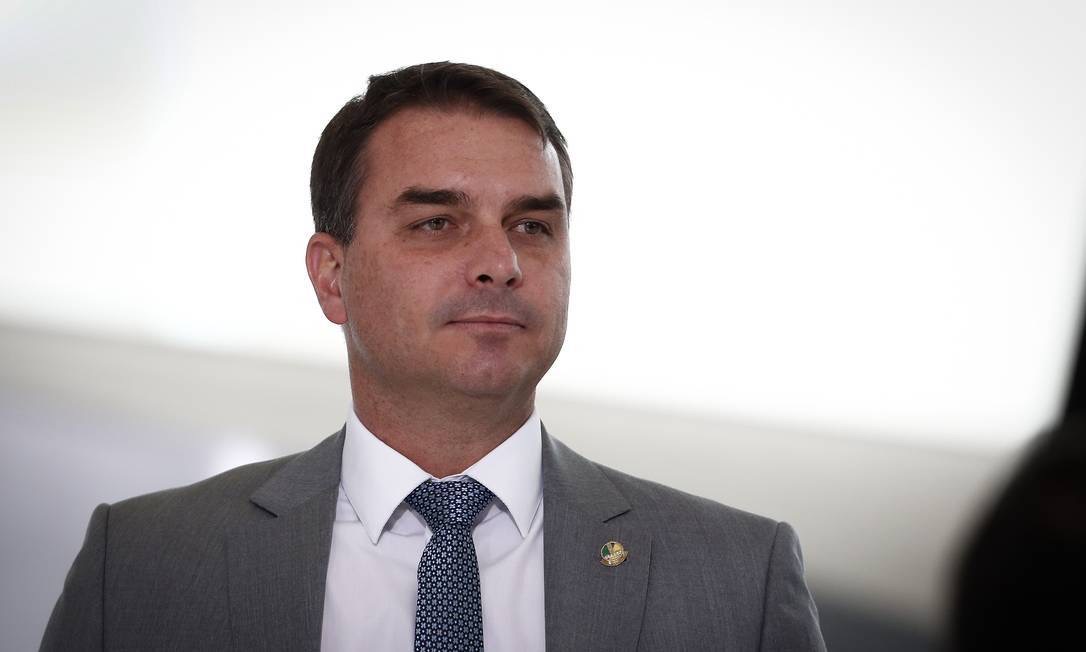 Inconformado, Flávio Bolsonaro sugere que Datafolha mude nome para “DataLula”