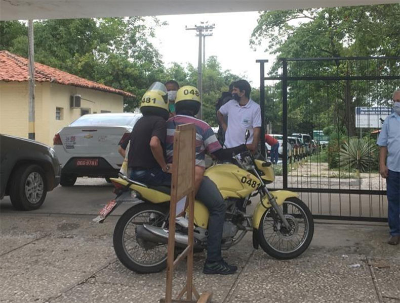 Em Teresina, idoso vai se vacinar de mototáxi e é barrado no posto drive-thru