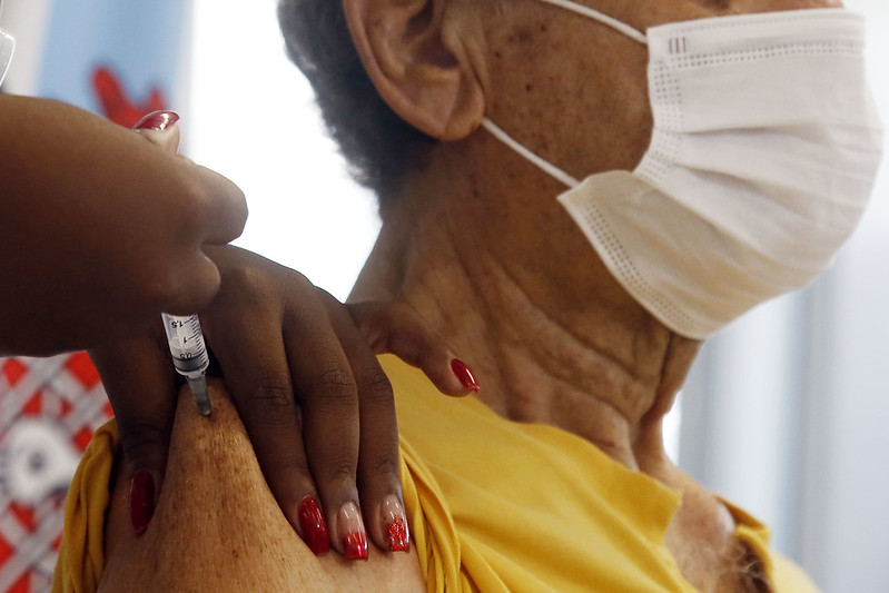 Teresina inicia aplicação da dose de reforço contra a Covid em idosos