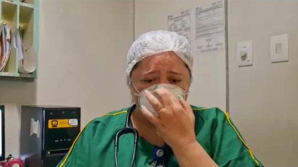 Médica chora ao pedir respeito ao isolamento: 'Não seja o paciente pedindo para não morrer'