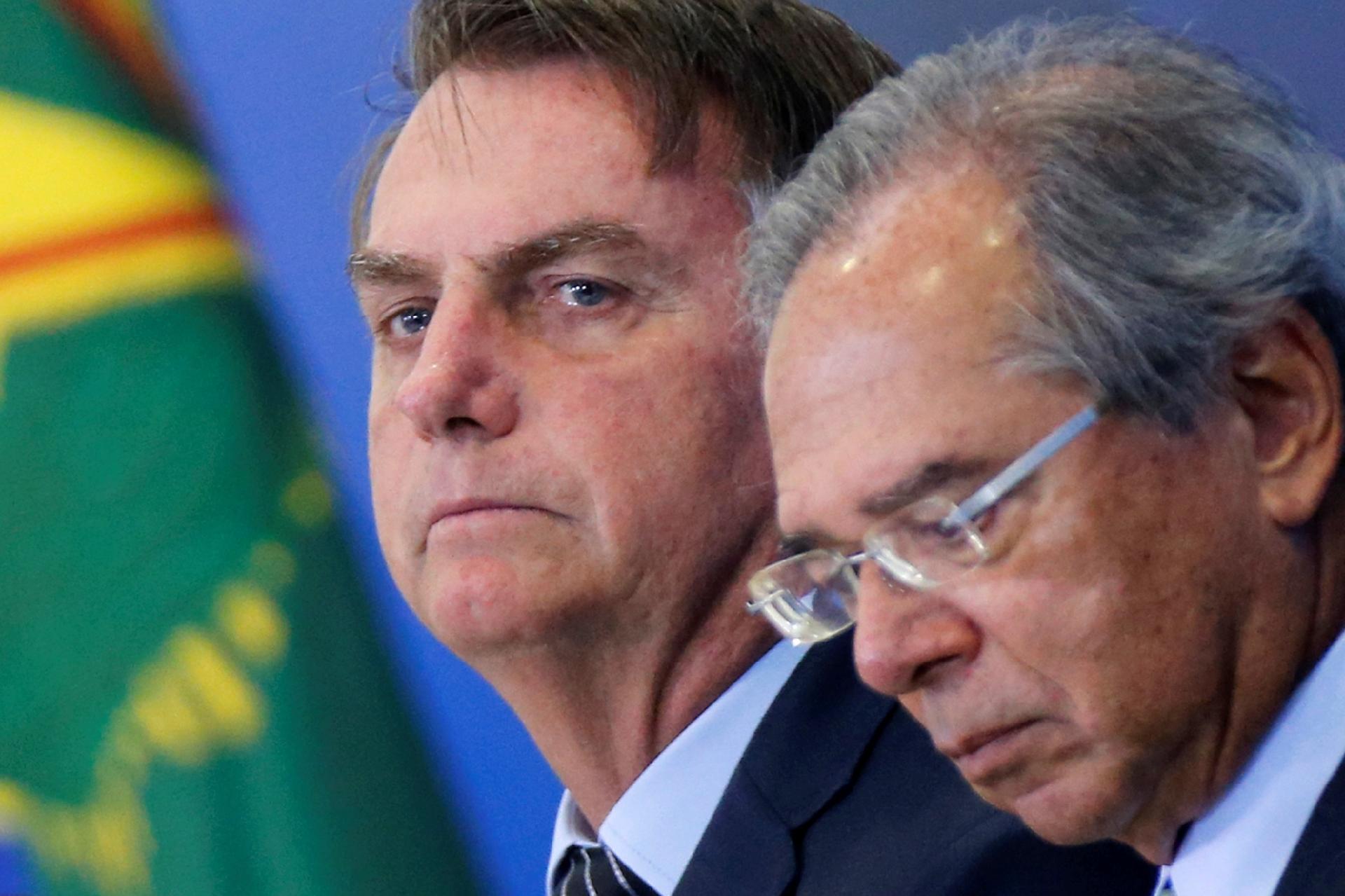 Bolsonaro usa Petrobras para tirar de pobre e dar a rico, dizem petroleiros