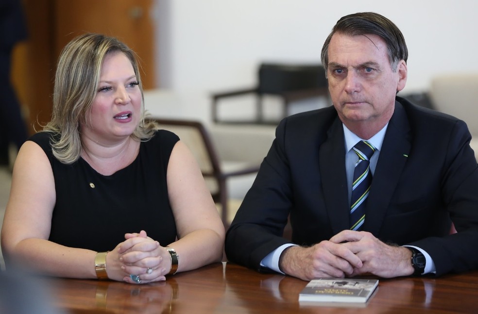 Joice apresenta proposta para destituir Bolsonaro