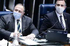 Ministro da Saúde, Eduardo Pazuello, ao lado do presidente do Senado Rodrigo Pacheco (DEM-MG)(Pedro França/Agência Senado)
