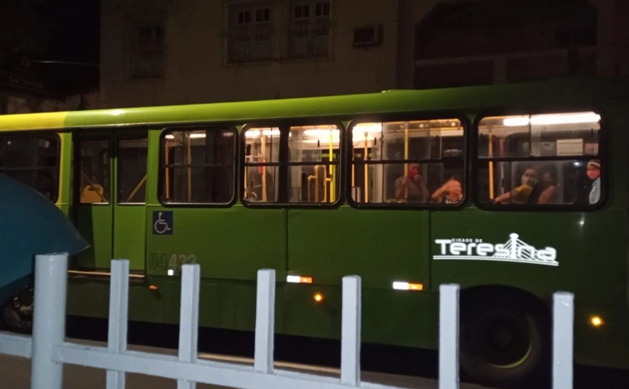 Após se passar por passageiro, homem faz arrastão dentro de ônibus em Teresina