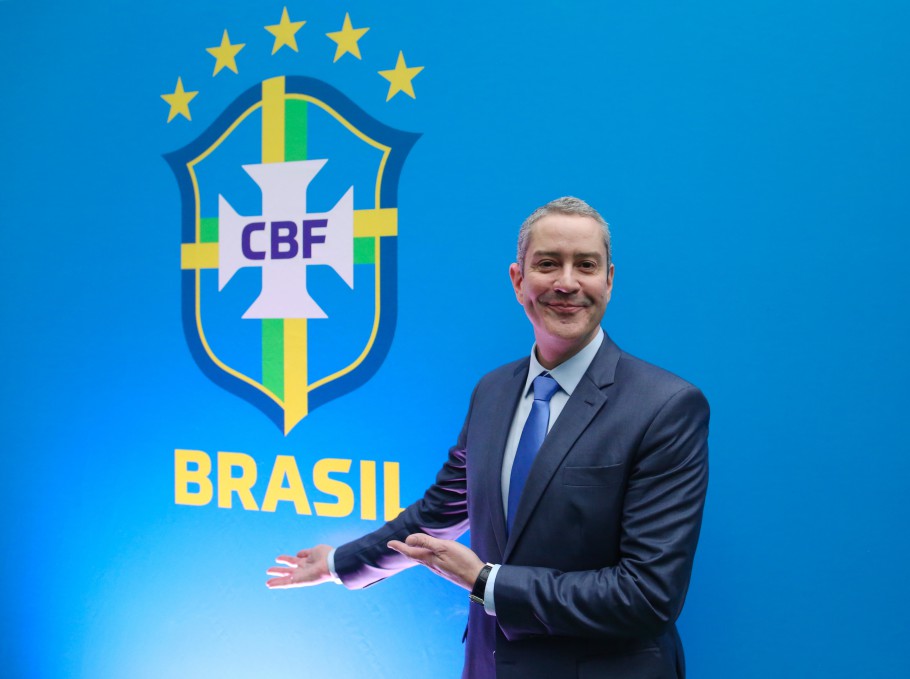 "Globo é contra parar...vocês estão fodidos...assumo o ônus", diz presidente da CBF