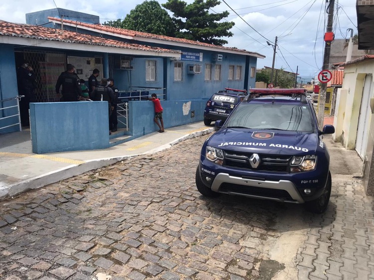 Unidade básica de saúde da vila de Ponta Negra, em Natal, foi invadida por criminosos, que roubaram doses da vacina contra Covid-19