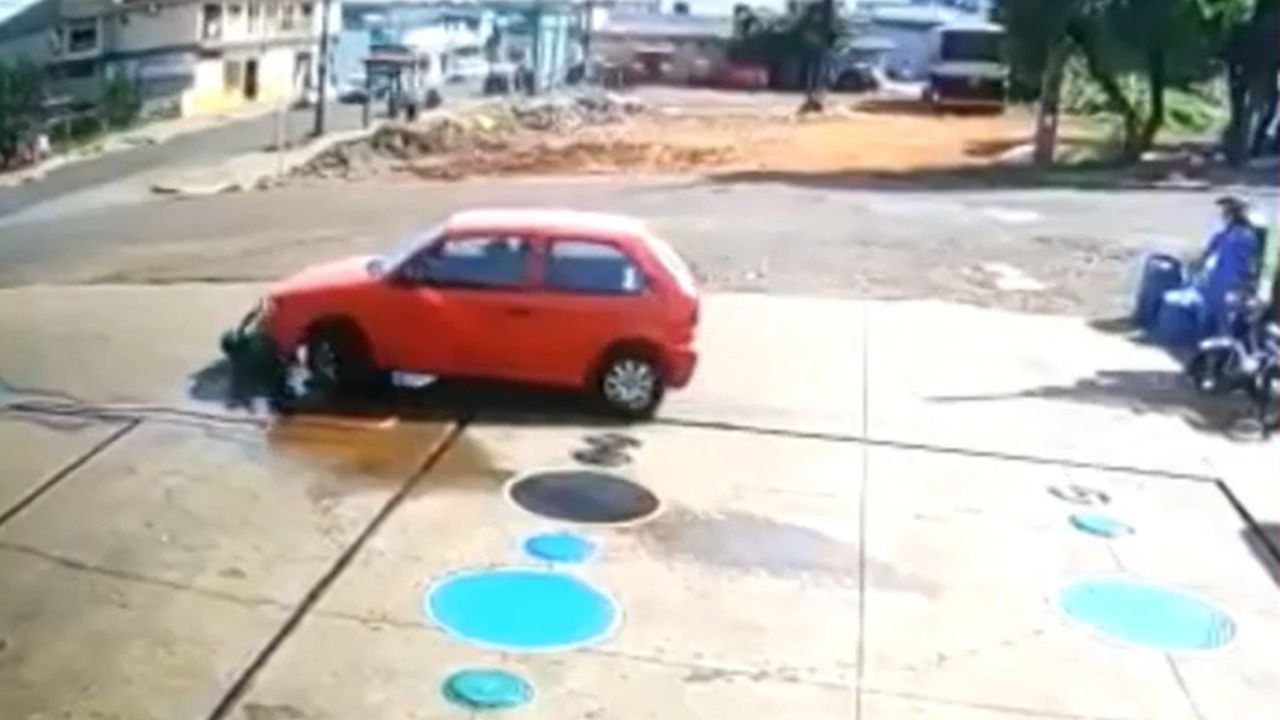 Vídeo: carro passa por cima de frentista que estava agachado