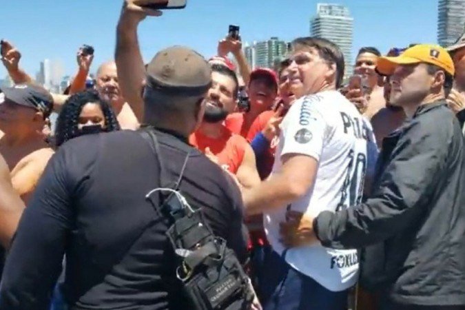 Bolsonaro em suas férias no litoral paulista: sem máscara e com muita aglomeração