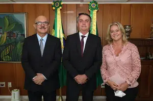 Claudia ao lado Presidente da República e do Ministro da Educação(Folha de SP)