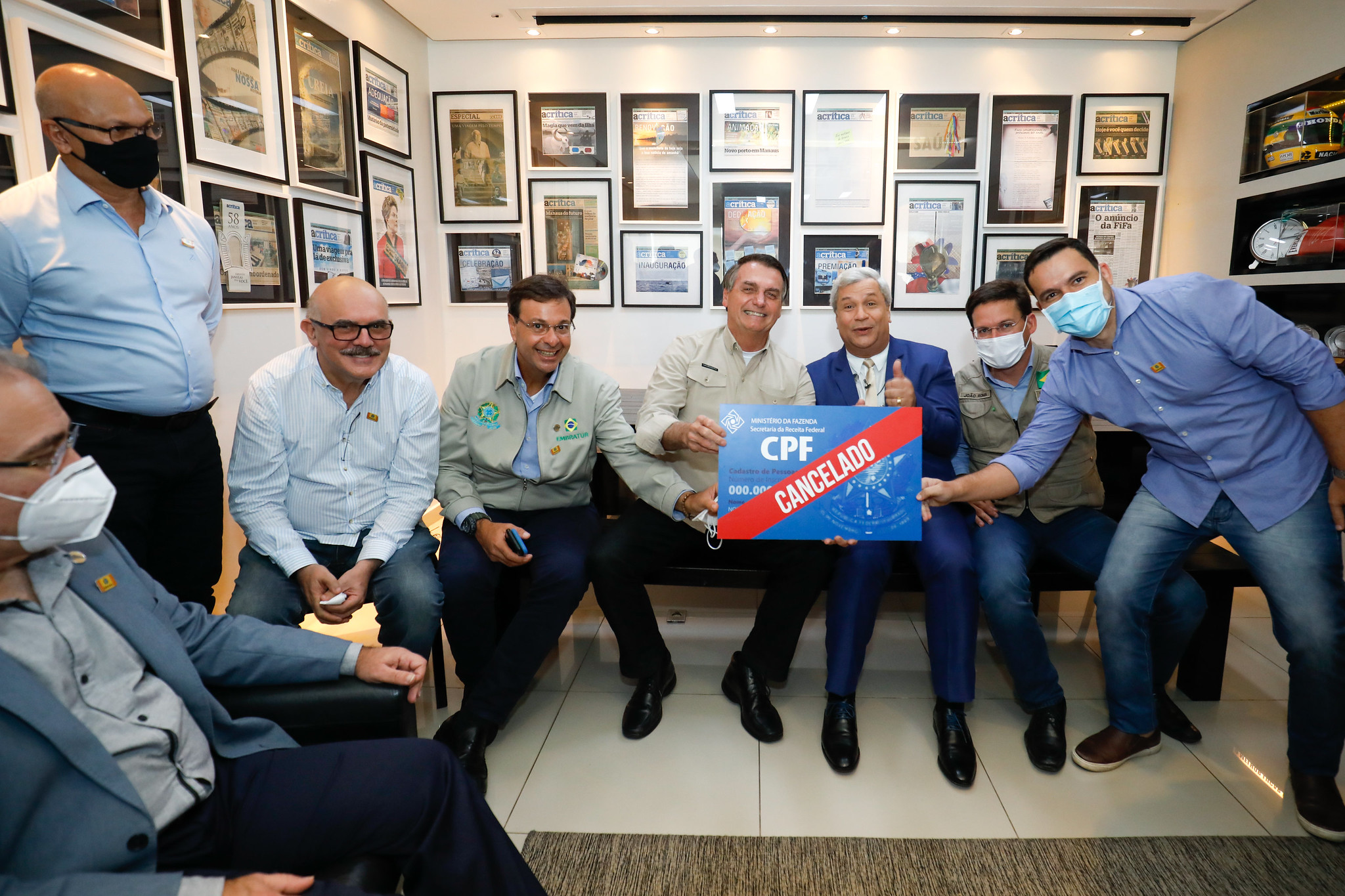 Vídeo- Bolsonaro xinga repórter de “idiota” ao ser perguntado sobre foto com placa de “CPF cancelado”