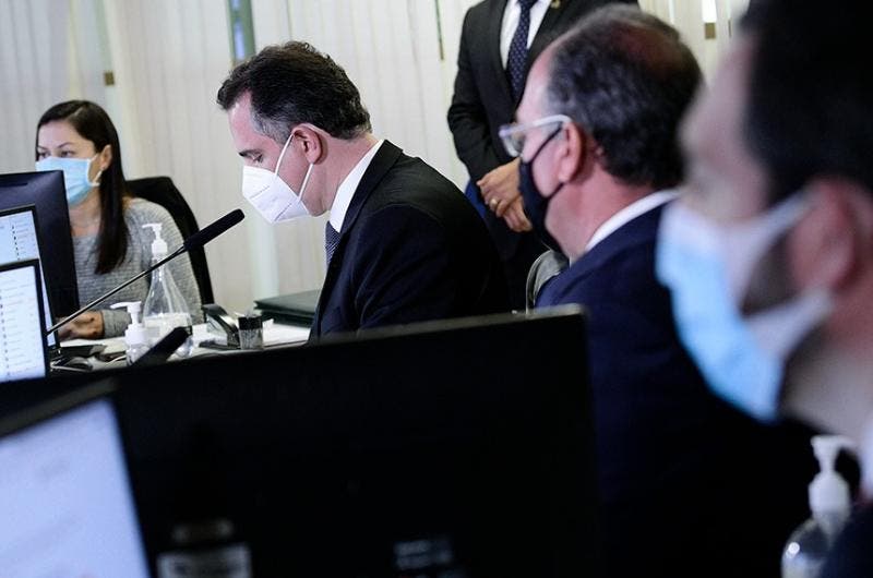 Diálogo indecoroso de Bolsonaro com senador estimula CPI