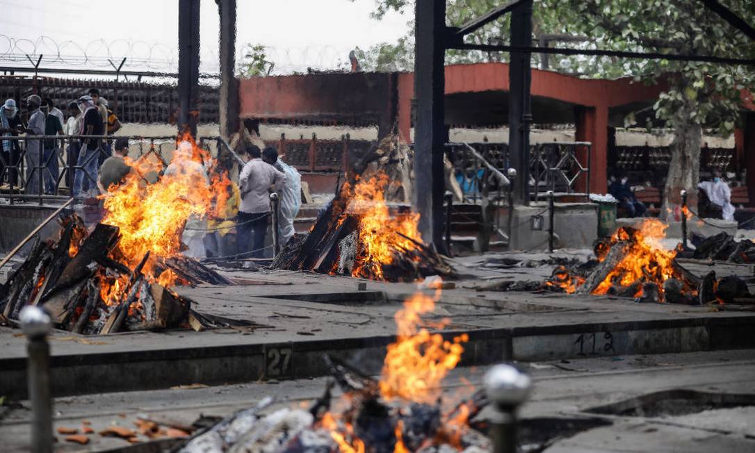 Na Índia, crematórios incineram corpos a céu aberto