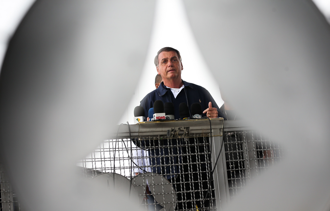 Jair Bolsonaro na saída do Palácio da Alvorada