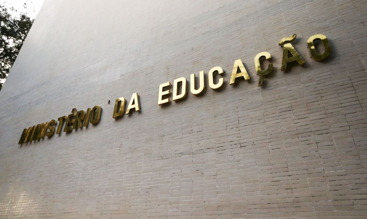 Educação perde: veja principais cortes no Orçamento