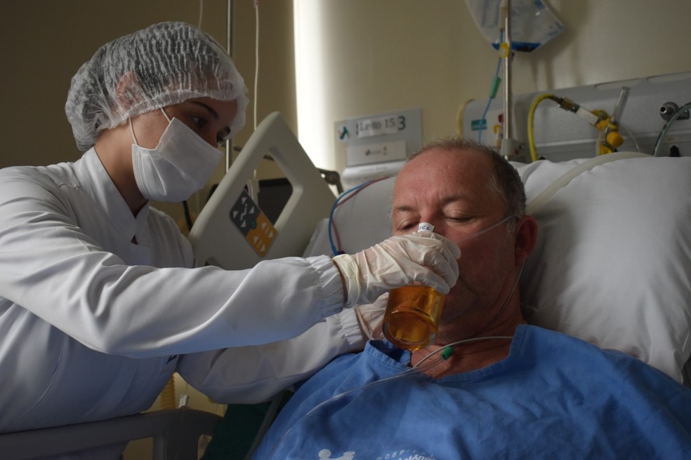 Hospitalizado, paciente toma cerveja após 18 dias em UTI com covid