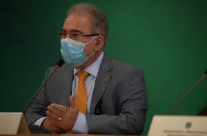 Segundo Queiroga, a razão para o atraso na distribuição é a demora na chegada do Ingrediente Farmacêutico Ativo (IFA) ao Brasil, que tem atrapalhado a produção no Butantan(Reprodução)