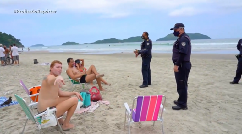 VÍDEO – Na praia, servidores dão carteirada em jornalistas: “A gente trabalha no judiciário”