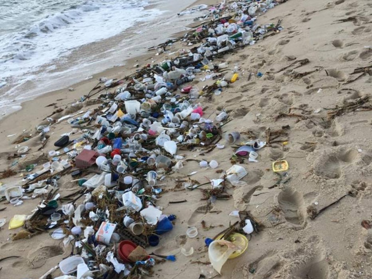 Toneladas de lixo 'invadem' praias do Nordeste