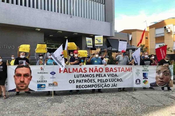 Trabalhadores da Saúde de Porto Alegre (RS) protestam durante vista de Marcelo Queiroga