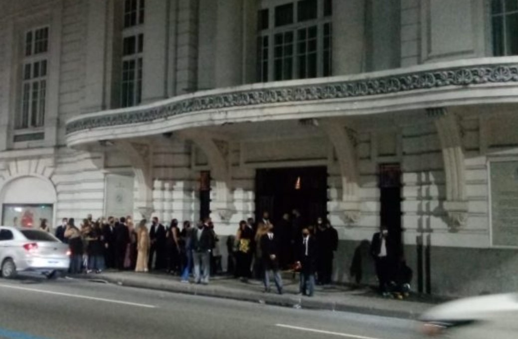 A aglomeração já começou na porta do evento