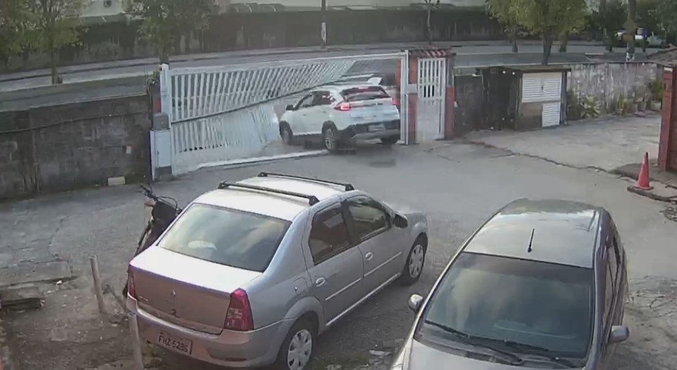 Após agressões e atropelamento de vizinha, homem quebrou o portão do condomínio em São Vicente, SP