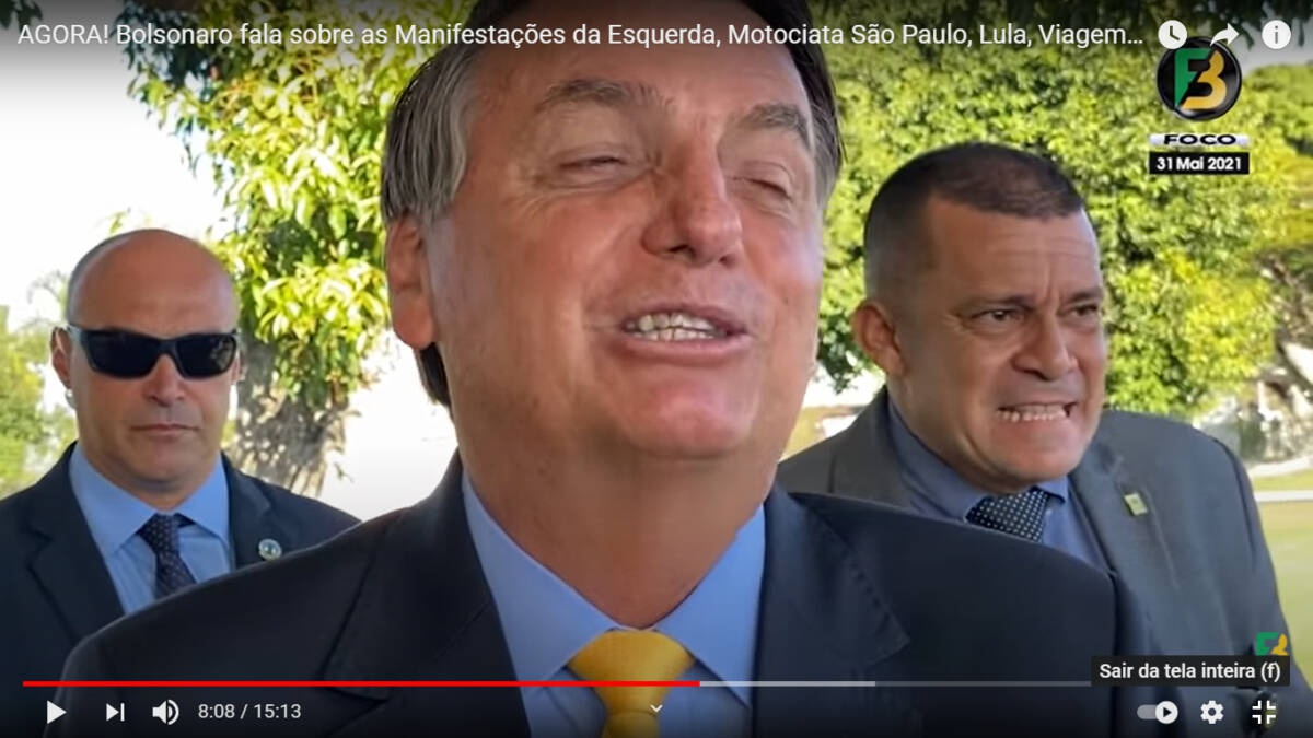 Bolsonaro em conversa com apoiadores nesta segunda-feira (31)