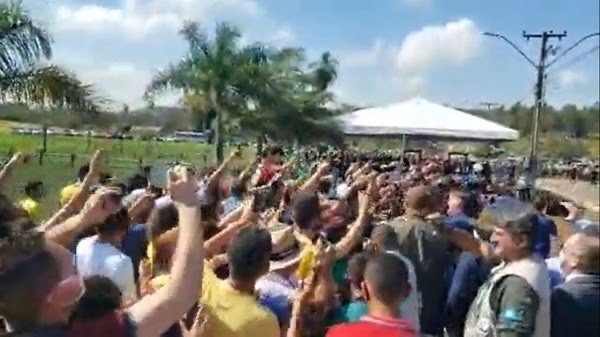 Chegada de Bolsonaro à Açailândia, no Maranhão, gerou aglomeração e tumulto