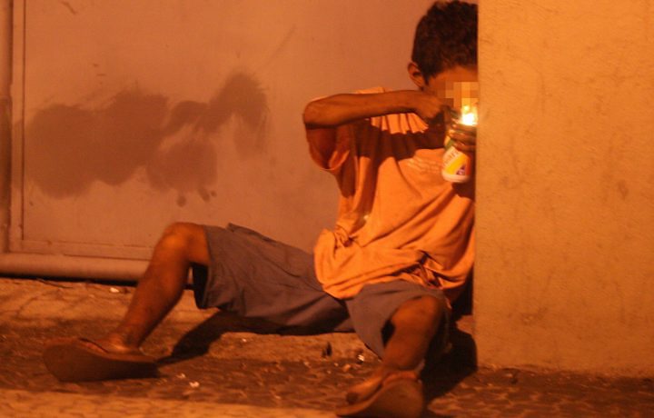 As  filhas do crack, do caos e da pobreza. Elas têm fome.