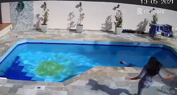 Criança na piscina