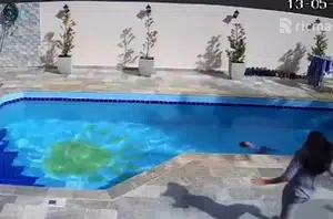 Criança na piscina(Divulgação)