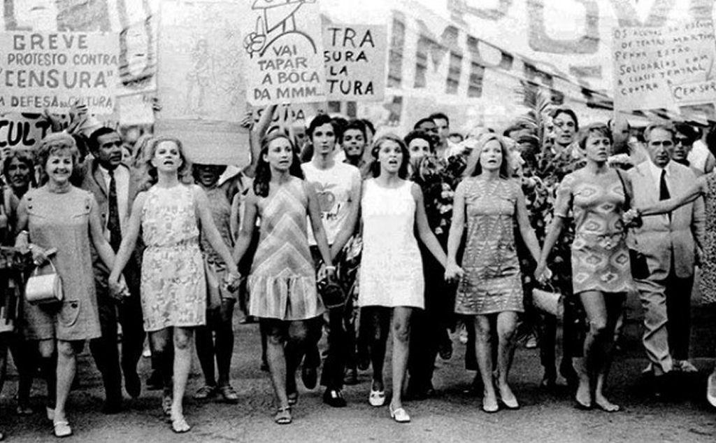 Eva Wilma, a terceira, da esquerda para a direita, na Passeata dos Cem Mil, em 1968, contra a ditadura militar.