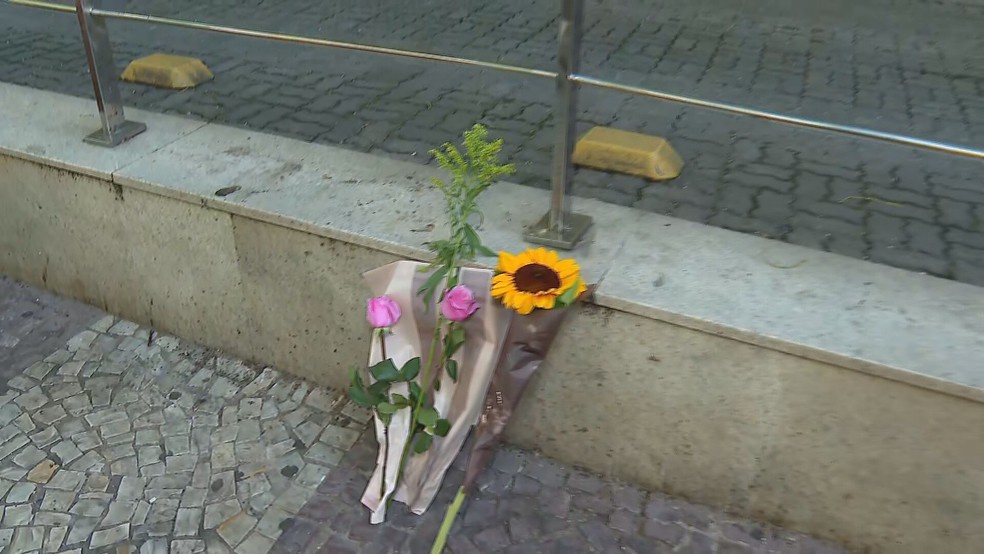 Fãs deixaram flores na porta do hospital onde Paulo Gustavo ficou internado
