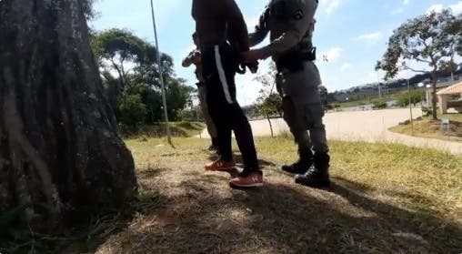 Vídeo: abordagem policial a youtuber negro revolta redes sociais