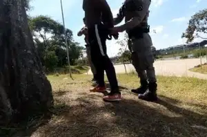 Filipe Ferreira gravava um vídeo para o canal dele quando foi abordado. A cena foi gravada e viralizou na internet(Twitter)