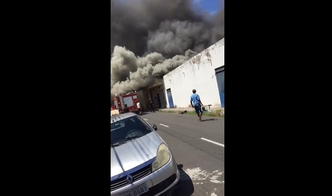 Vídeo: incêndio  destrói depósito no centro de Teresina