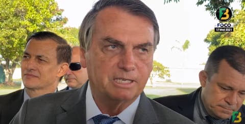 “Tem alguns idiotas que até hoje ficam em casa”, diz Bolsonaro; veja vídeo