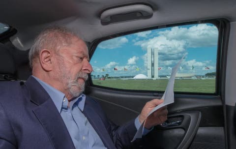 Lula destaca reuniões com embaixadores e diz que voltou “feliz” de viagem a Brasília