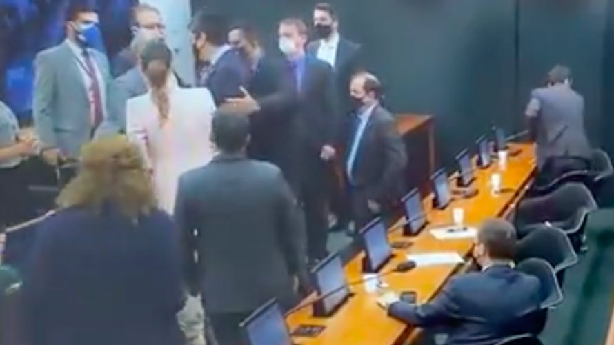 Vídeo: deputado bolsonarista agride petista em comissão sobre Cannabis