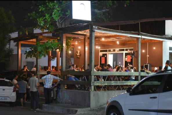 "Não deem ouvidos a um genocida", diz donos de bar ao fechar o local em Teresina