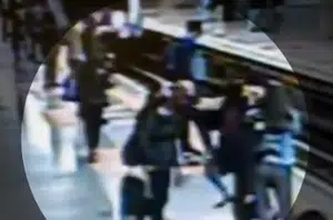 SP Sobre Trilhos divulgou vídeo nesta semana que mostra homem empurrando passageiras no Metrô de São Paulo(Reprodução)