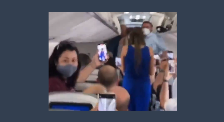 VÍDEO – Bolsonaro é vaiado e xingado por passageiros ao entrar em avião