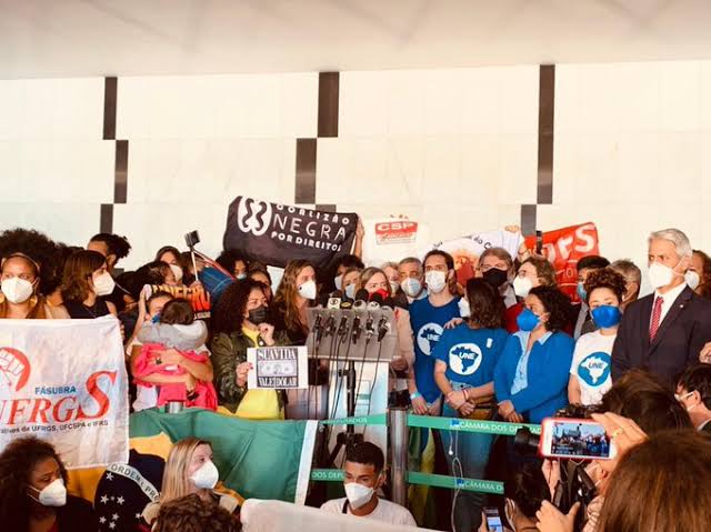 'Superpedido' de impeachment é entregue à Câmara e une esquerda e direita contra Bolsonaro