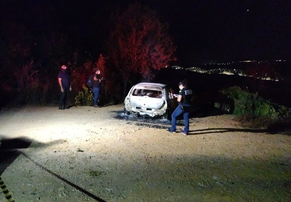 Homem é assassinado e corpo é encontrado carbonizado dentro de carro em Teresina