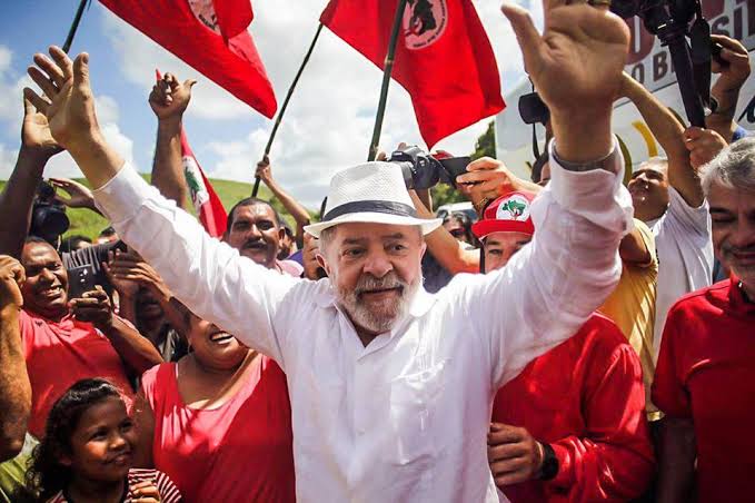 “Estou aqui inteiro e Moro está em Washington de cabeça baixa”, diz Lula