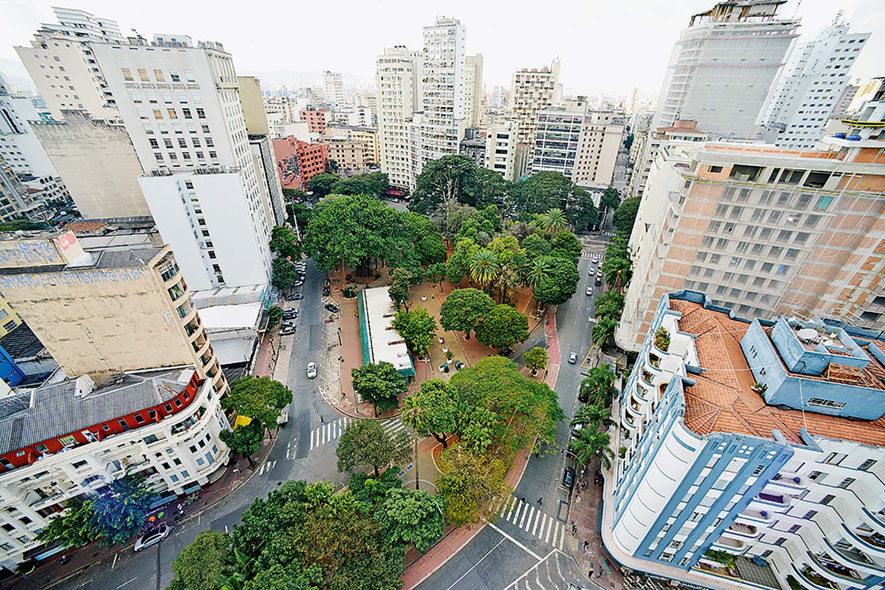 Com filha de 6 anos no colo, pai pula do 17º andar de hotel em SP