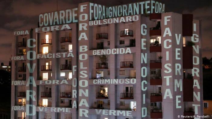 Frases de protesto contra o presidente projetadas em prédio de São Paulo