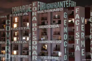 Frases de protesto contra o presidente projetadas em prédio de São Paulo(Reprodução)