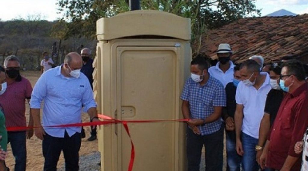 Na Bahia, prefeito inaugura banheiro